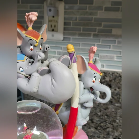RARE HTF Disney Dumbo Elephant Circus Wind Up Musical Snow Globe - Picture 5 of 5